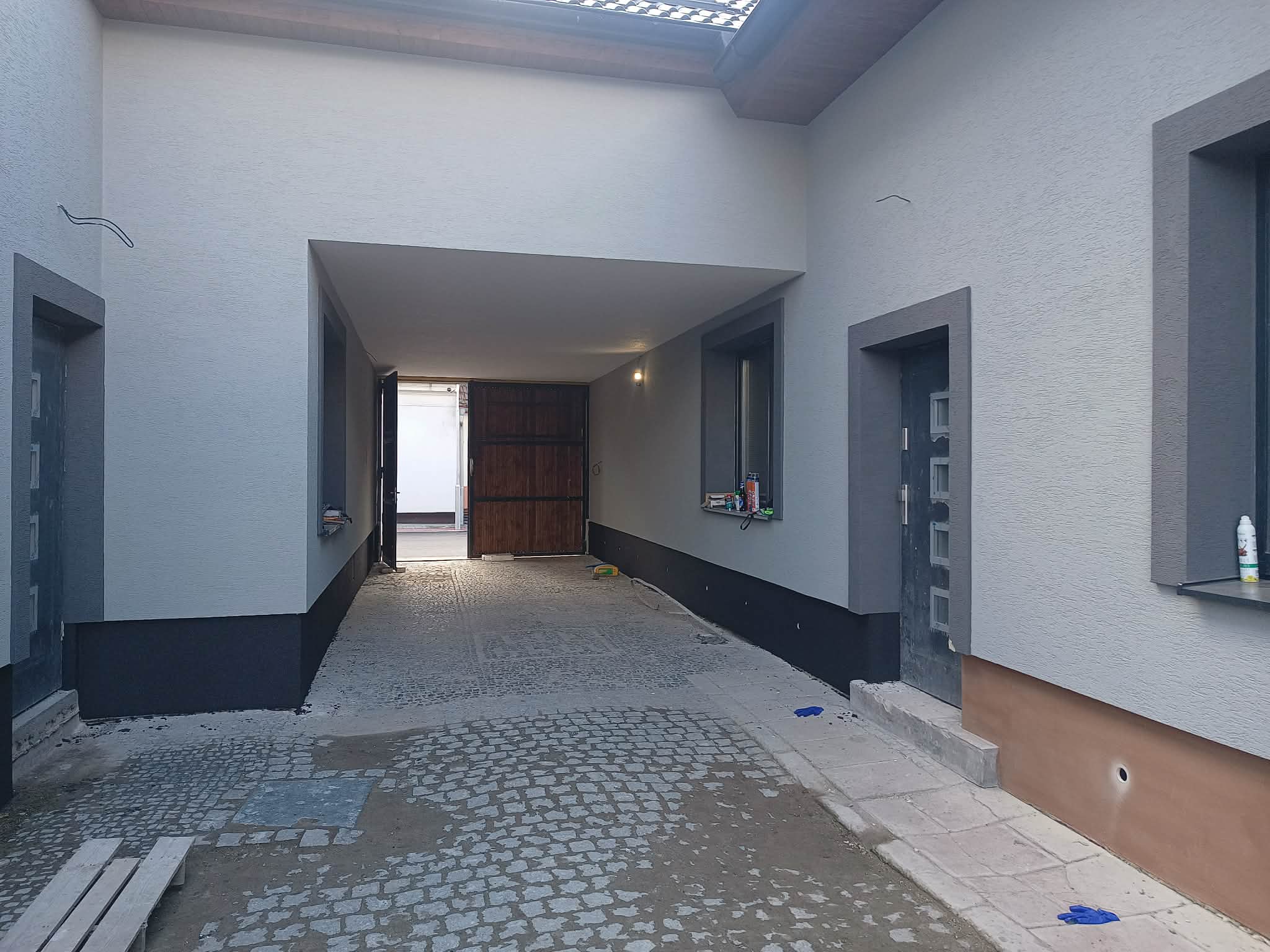 Dokončená fasáda a průjezd domu
